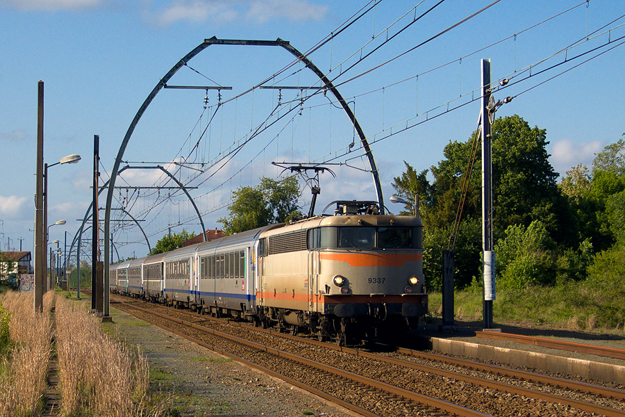 La BB 9337 sur un TER à Rion des Landes le 15.05.2009.jpg